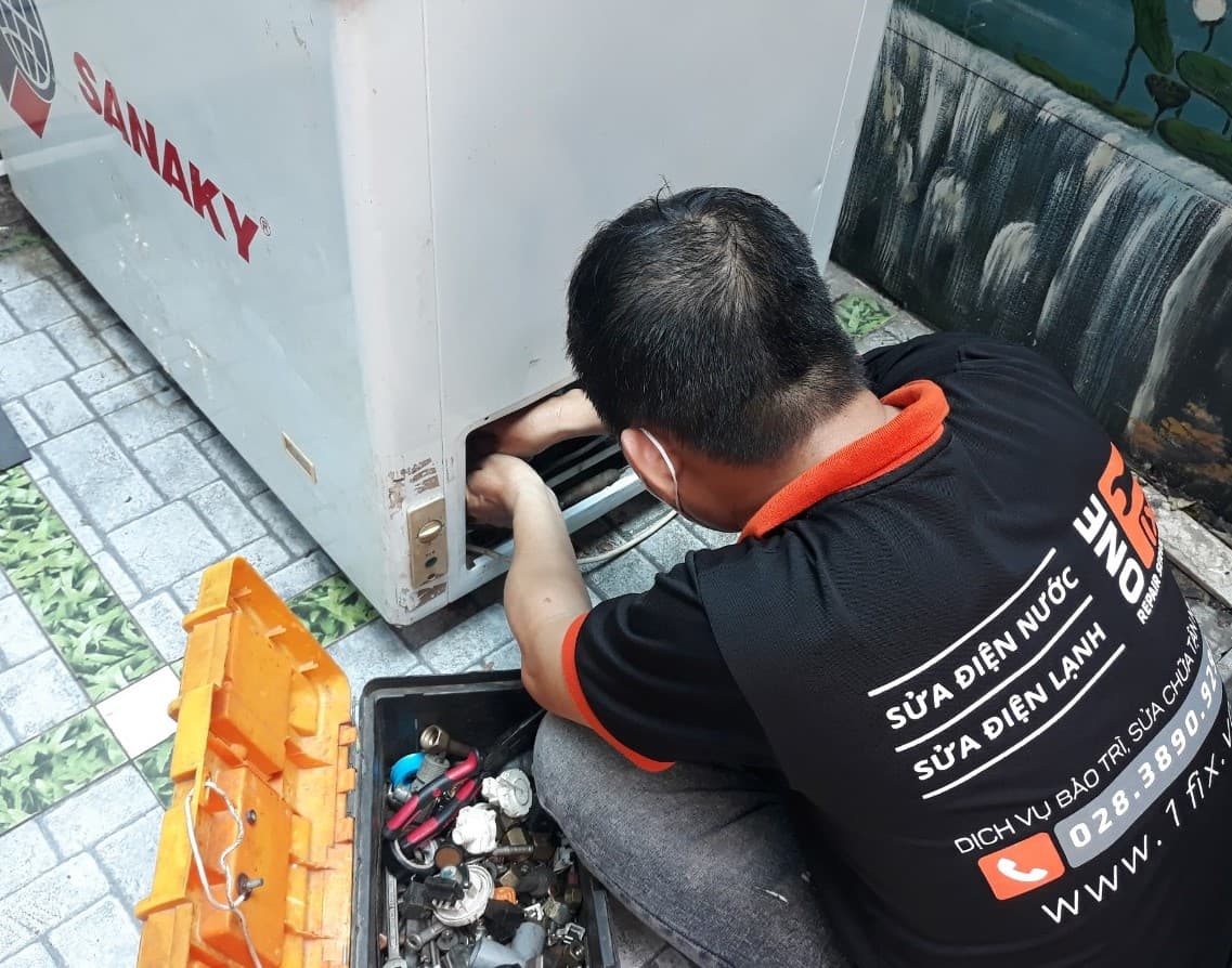 Đội ngũ thợ điện chuyên nghiệp của 1Fix luôn sẵn sàng phục vụ 24/7 tại TPHCM.