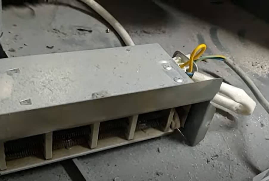 Thanh nhiệt máy sấy bám đầy bụi xơ vải cần vệ sinh