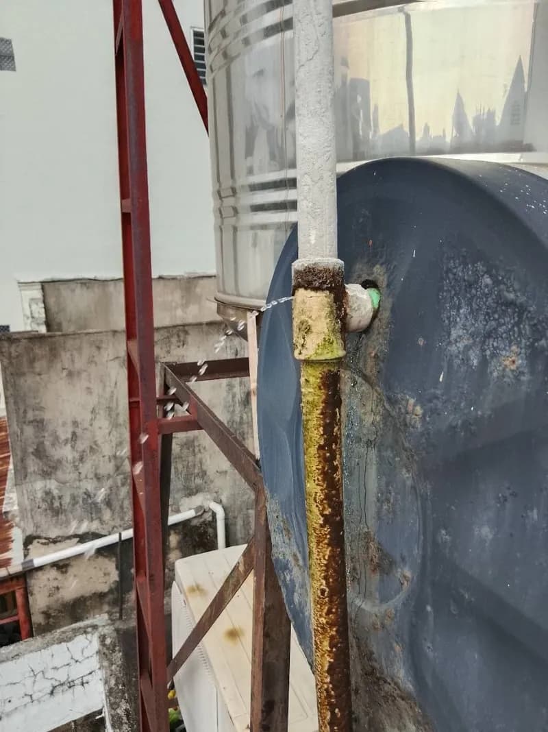 Trước khi sửa - Sửa Rò Rỉ Máy Nước Nóng Năng Lượng Mặt Trời - Thay Ống PPR Chịu Nhiệt