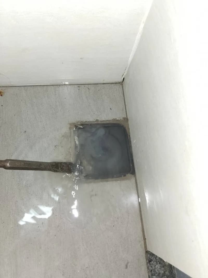 Trước sửa phễu thoát sàn tại Tân Phú — thợ Trương Công Việt Trân