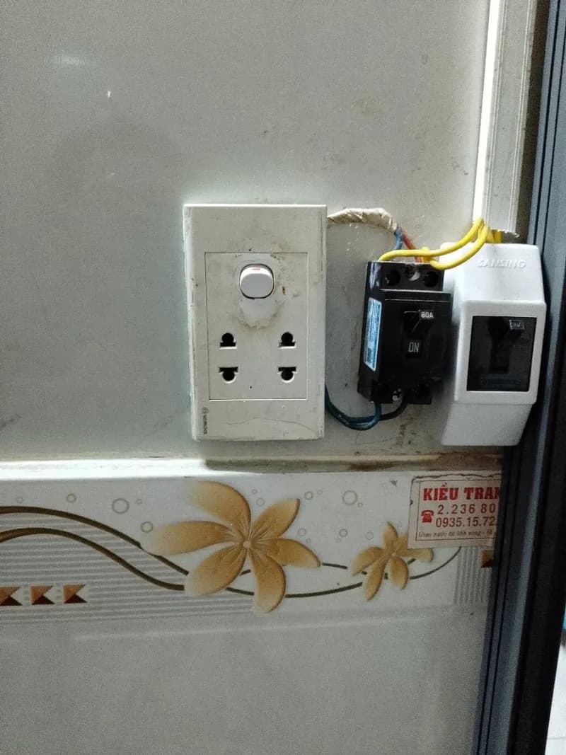 Sau khi hoàn thành sửa ổ cắm điện, công tắc điện, aptomat SANSING, Simon tại Phường 8, Quận 4 — thợ Trần Quốc Đông