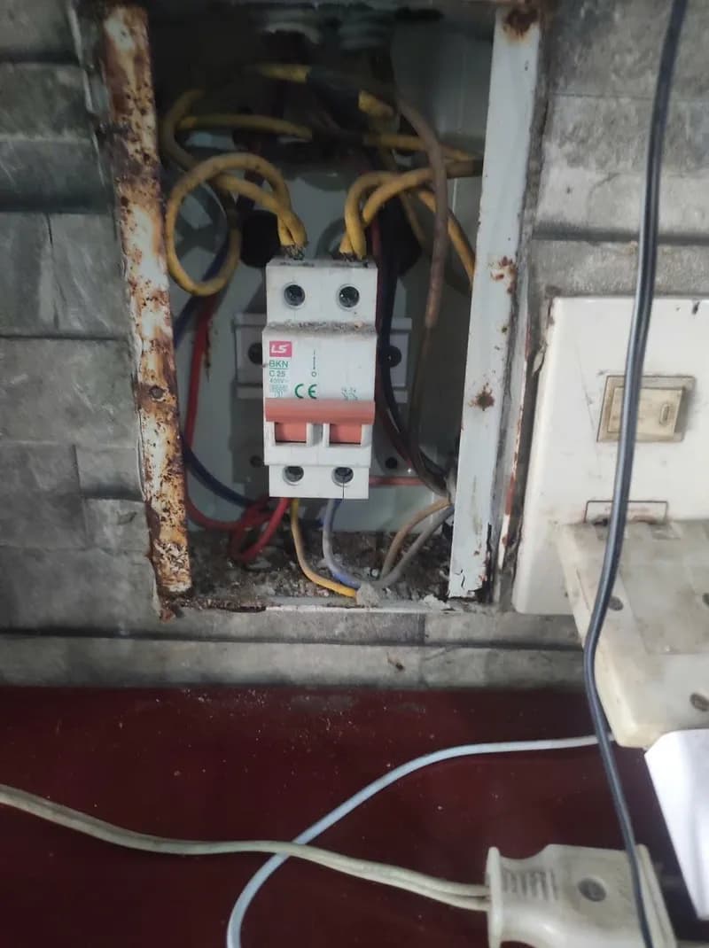 Trước sửa cầu dao tự động VONIDOK tại Quận 12 — thợ Bùi Văn An