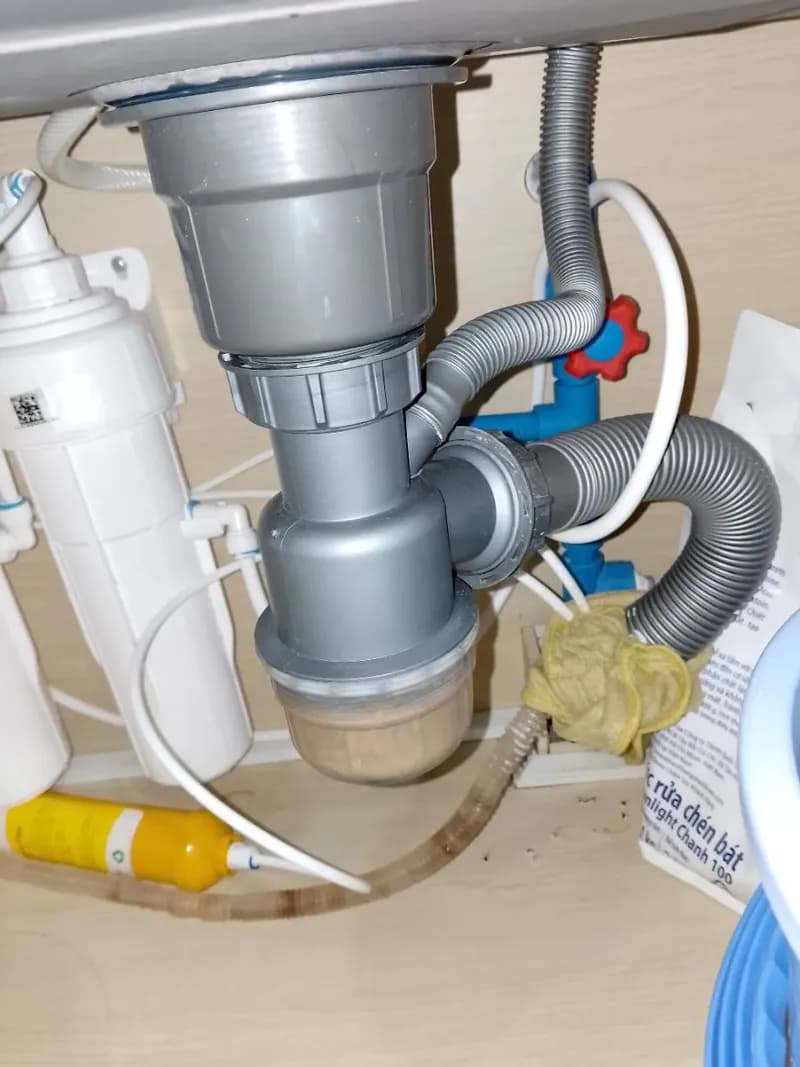 Trước sửa hệ thống ống thoát nước bồn rửa và bộ lọc Sunlight tại Quận 1 — thợ Dương Oai