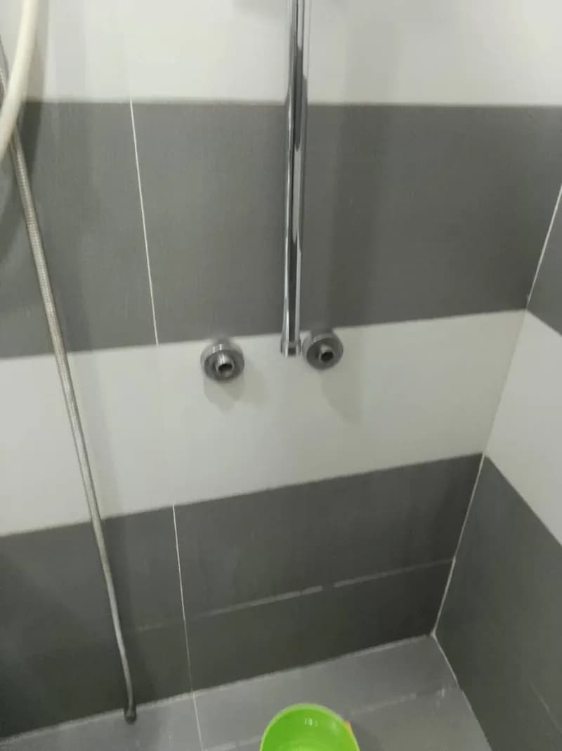 Trước sửa vòi sen tắm tại Tân Phú — thợ Trương Công Việt Trân