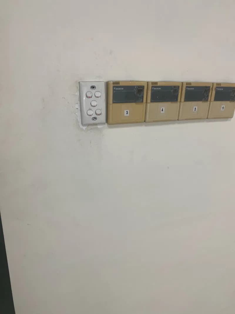 Thay thế mặt che và gia cố cụm công tắc tại Phường 12, Tân Bình tại Phường 12, Tân Bình