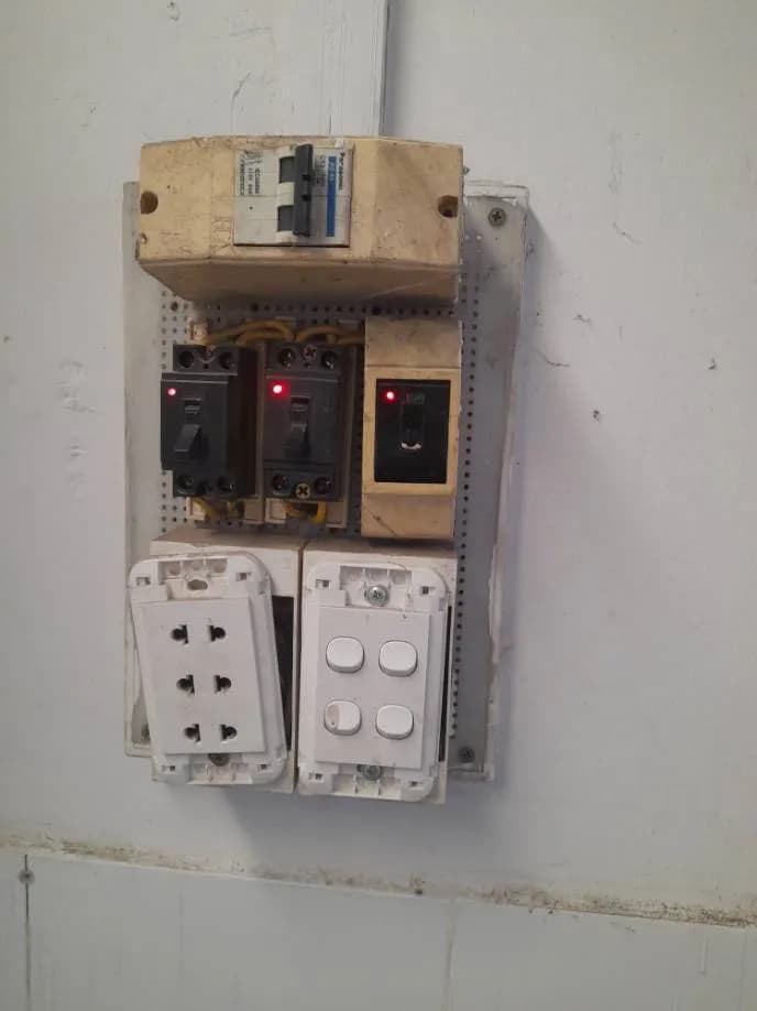 Trước sửa bảng điện tổng, aptomat, ổ cắm điện, công tắc điện Panasonic tại Bình Thạnh — thợ Nguyễn Hoàng Khánh