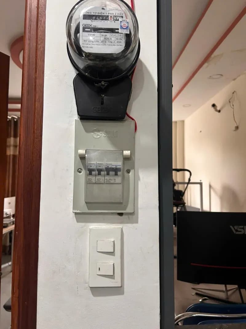 Sau khi hoàn thành sửa đồng hồ điện Panasonic tại Quận 12 — thợ Bùi Văn An