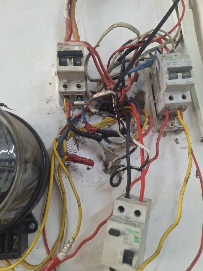 Trước sửa hệ thống điện TELUXI tại Quận 8 — thợ Trần Quốc Đông