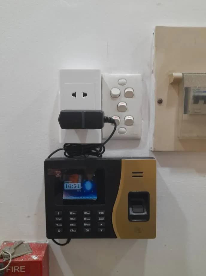 Sau khi hoàn thành sửa máy chấm công vân tay Schneider Electric tại Bình Thạnh — thợ Trần Lào