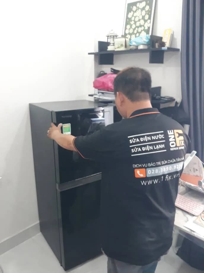 Sau khi hoàn thành sửa tủ lạnh Toshiba tại Quận 1 — thợ Đặng Anh Huy