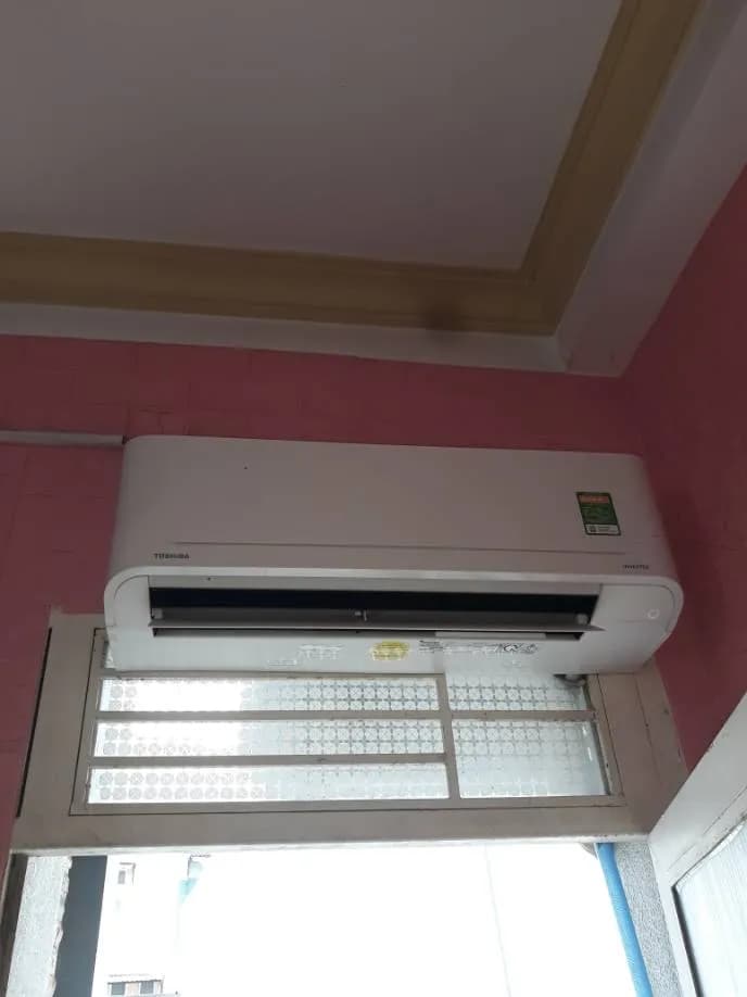 Trước sửa máy lạnh treo tường Toshiba tại Bình Thạnh — thợ Hoàng Tùng