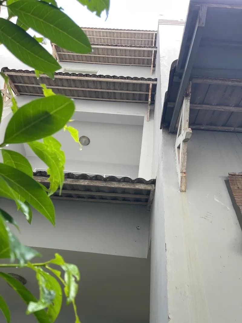 Sau khi hoàn thành sửa mái che tại Bình Chánh — thợ Bùi Văn An