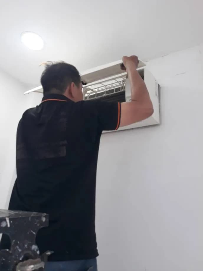 Vệ sinh máy lạnh và nạp gas R32 chuyên nghiệp tại TPHCM tại TPHCM