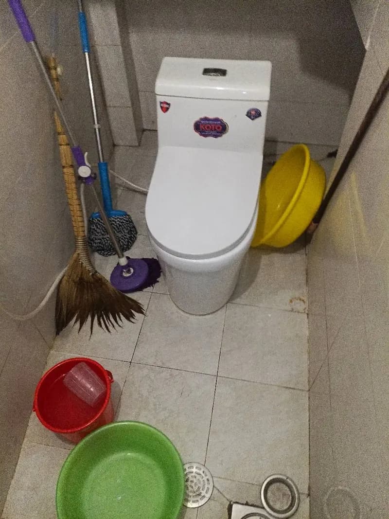 Trước sửa bồn cầu KOTO tại Quận 12 — thợ Bùi Văn Bảo