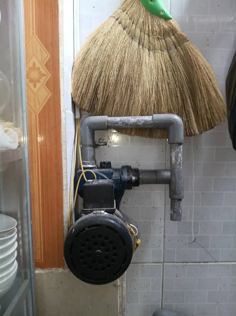 Sau khi hoàn thành sửa máy bơm tăng áp tại Bình Tân — thợ Võ Hồng Hải