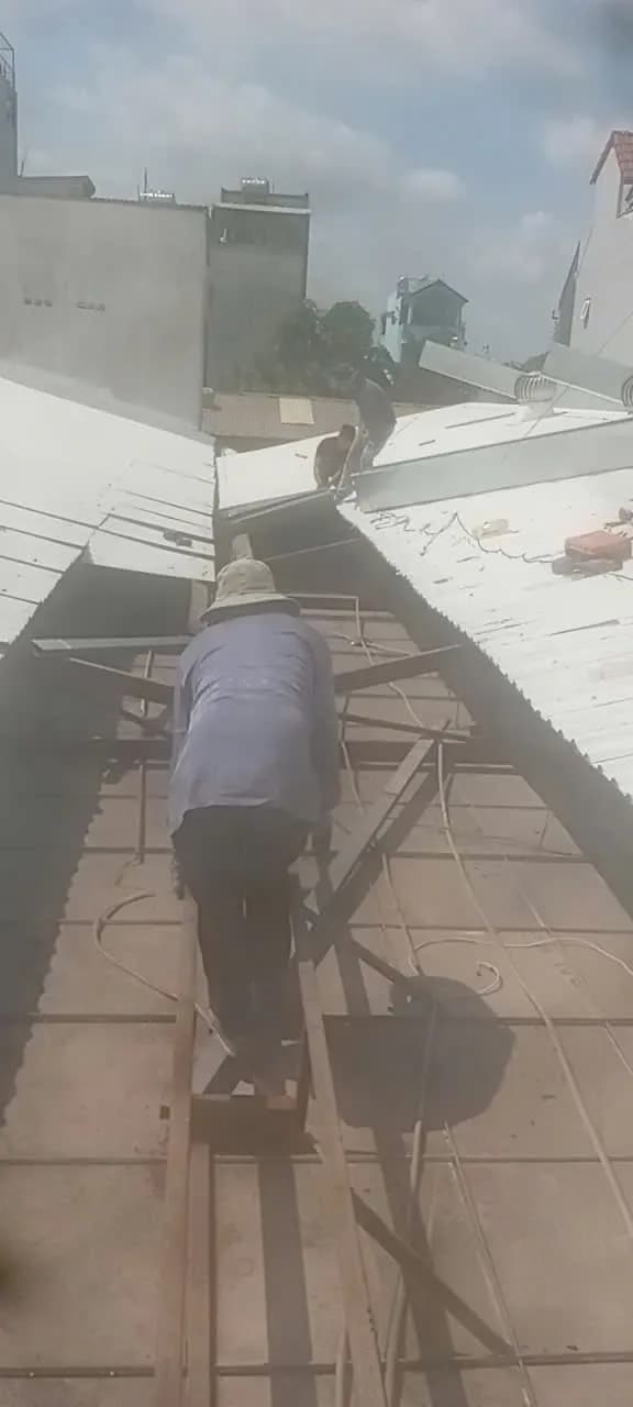 Trước sửa máng xối tại TPHCM — thợ Bùi Văn An