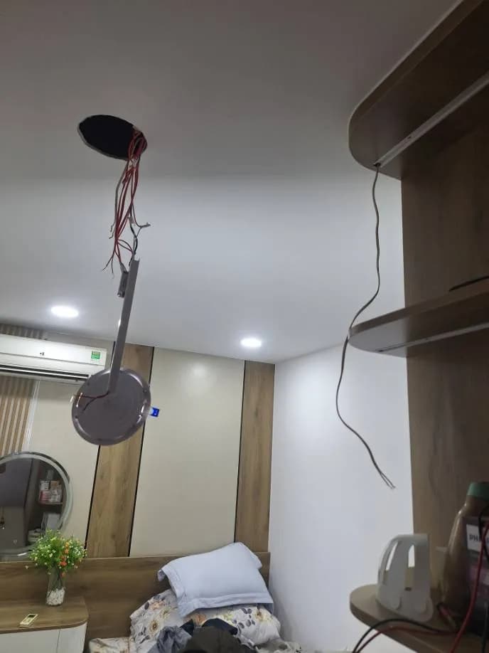 Trước sửa đèn âm trần Philips tại Quận 7 — thợ Trần Quốc Đông
