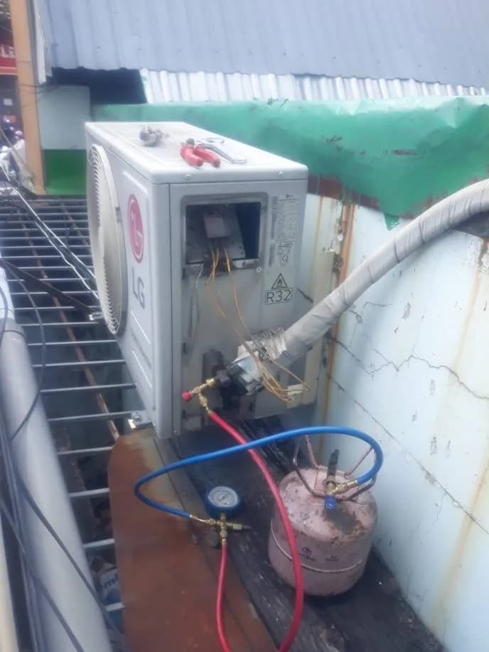 Trước sửa máy lạnh treo tường LG tại Quận 7 — thợ Đặng Anh Huy