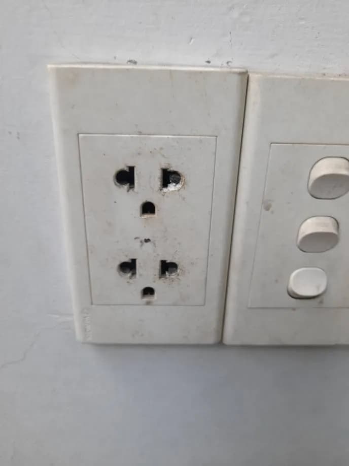 Trước sửa ổ cắm điện Vanlock tại Tân Bình — thợ Nguyễn Hoàng Khánh