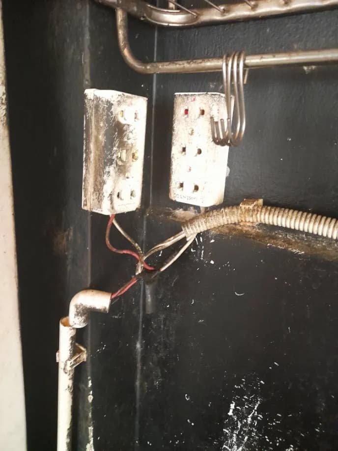 Trước sửa ổ cắm điện tại Quận 3 — thợ Bùi Văn An