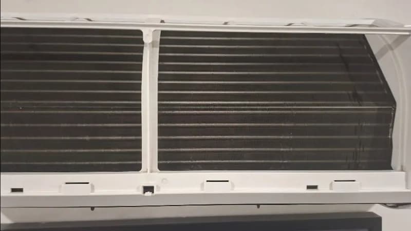 Trước sửa máy lạnh treo tường Toshiba tại Phú Nhuận — thợ Lê Hữu Lộc