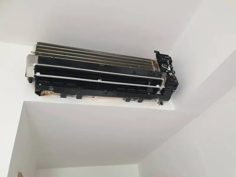 Trước sửa máy lạnh treo tường Toshiba tại Bình Chánh — thợ Lê Hữu Lộc