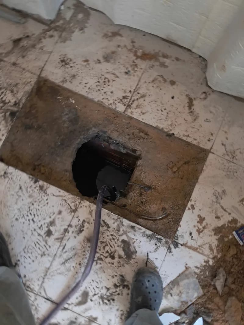 Sau khi hoàn thành sửa hố ga tại TPHCM — thợ Bùi Văn An