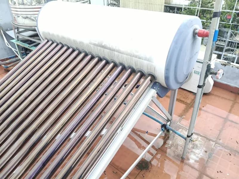 Thay ống dẫn và vệ sinh máy nước nóng năng lượng mặt trời TPHCM tại TPHCM