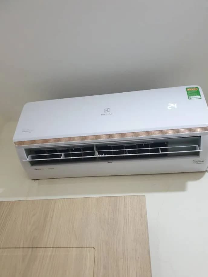 Sau khi hoàn thành sửa máy lạnh treo tường Electrolux tại Quận 5 — thợ Phan Chí Tâm (5 sao)