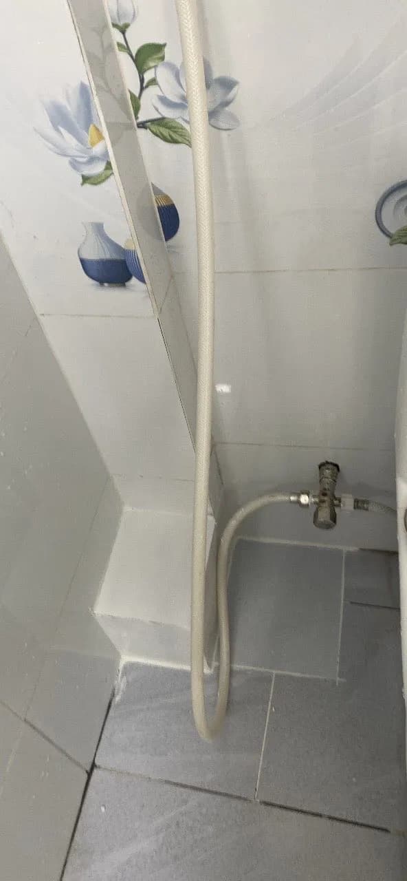 Sau khi hoàn thành sửa vòi xịt vệ sinh tại Bình Tân — thợ Bùi Văn An