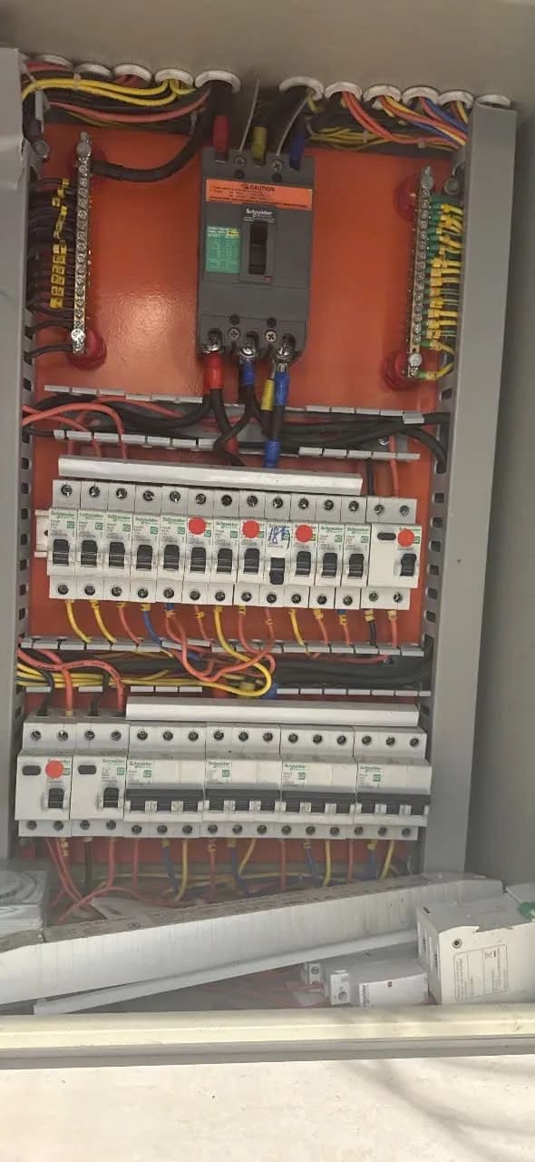 Vệ sinh và siết chặt đầu nối tủ điện tại Thủ Đức tại Thủ Đức