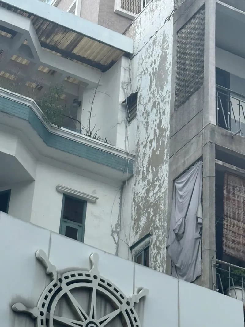 Sau khi hoàn thành sửa tường nhà tại TPHCM — thợ Bùi Văn An