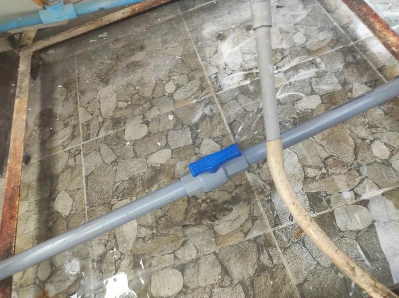 Thay thế van khóa nước sân thượng bị nứt tại TPHCM tại TPHCM