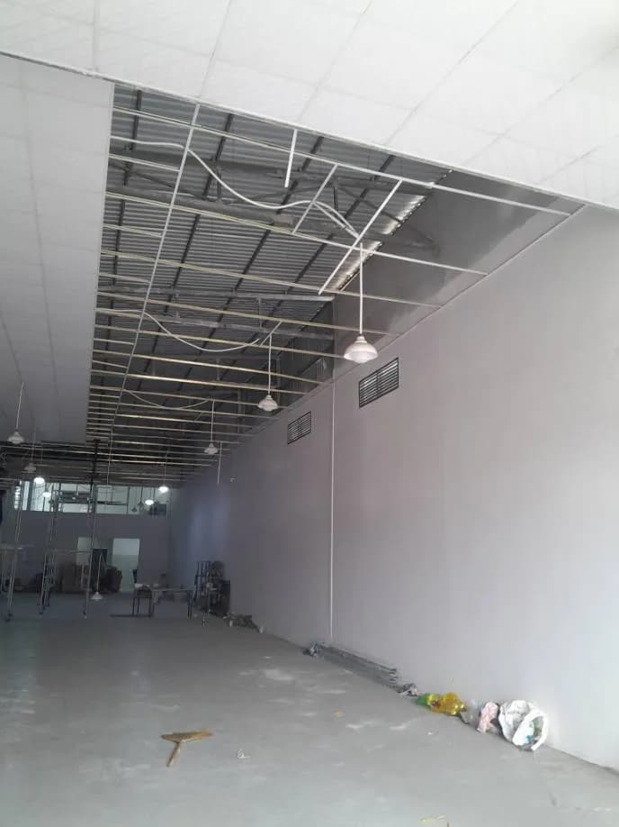 Trước — Thi công lắp đặt trần thạch cao và vách kính tại An Lạc, Bình Tân