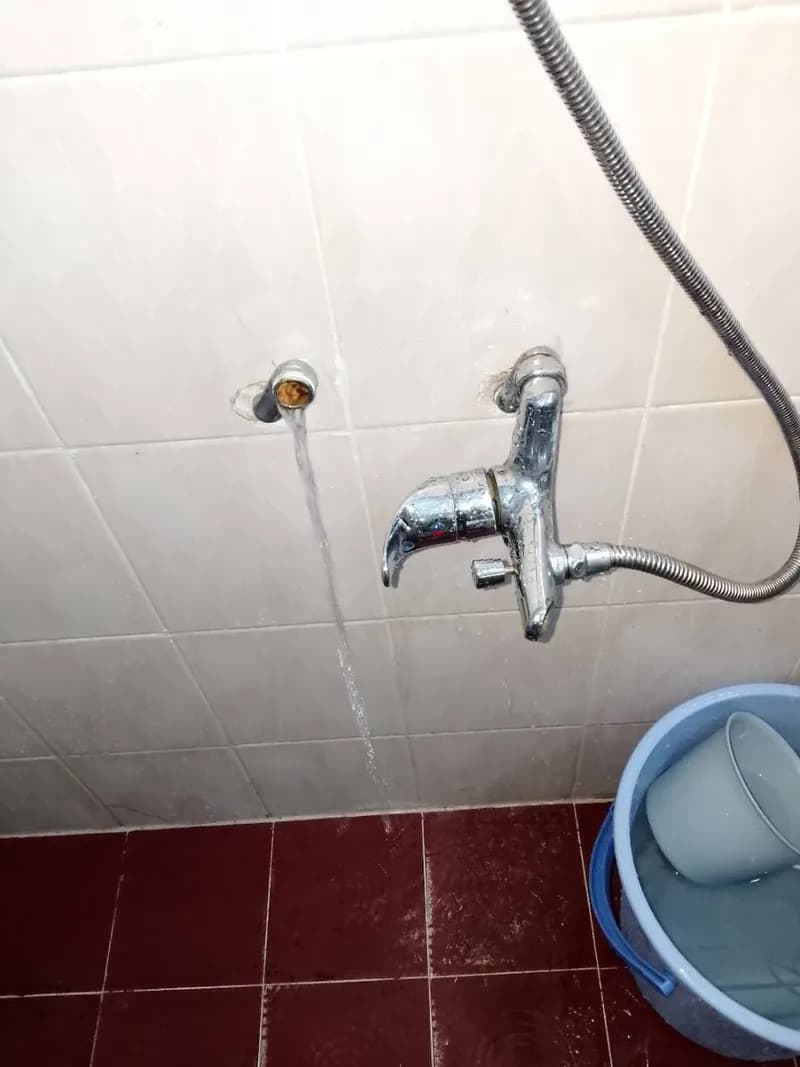 Trước sửa vòi sen tắm Cesar tại Phường 1, Quận 5 — thợ Đỗ Văn Nhiều