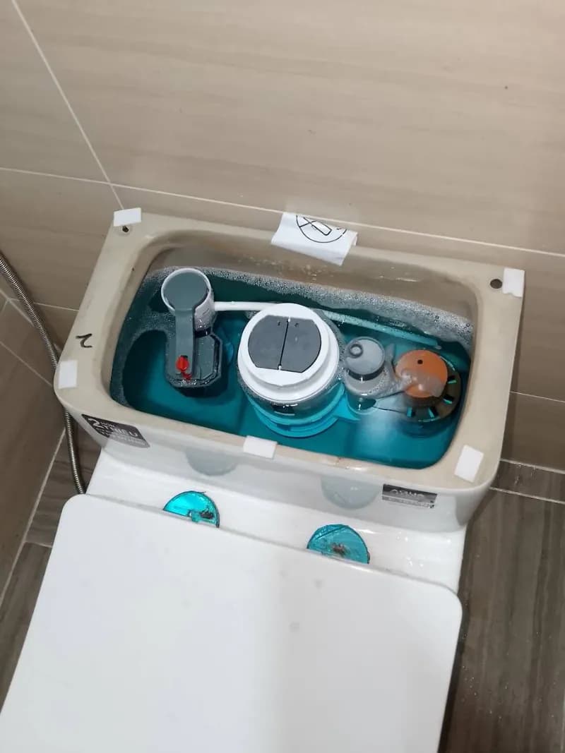 Thay bộ xả bồn cầu rò rỉ nước chuyên nghiệp tại TPHCM tại Quận 1
