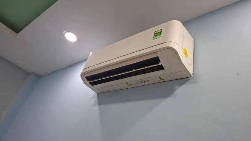 Sau khi hoàn thành sửa máy lạnh treo tường Toshiba tại phường Chợ Lớn, Quận 5 — thợ Nguyễn Thanh Tiến