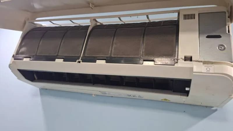 Trước sửa máy lạnh treo tường Toshiba tại phường Chợ Lớn, Quận 5 — thợ Nguyễn Thanh Tiến
