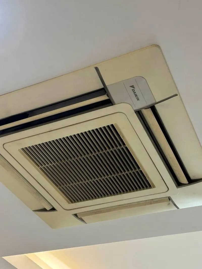 Sau khi hoàn thành sửa máy lạnh âm trần Daikin tại Nhà Bè — thợ Đặng Anh Huy