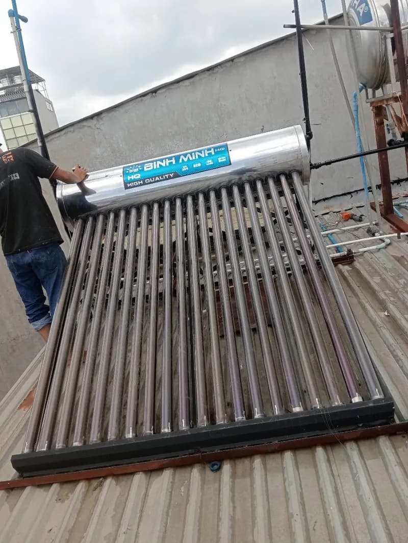 Sau khi hoàn thành sửa máy nước nóng năng lượng mặt trời Bình Minh tại Quận 8 — thợ Võ Hồng Hải