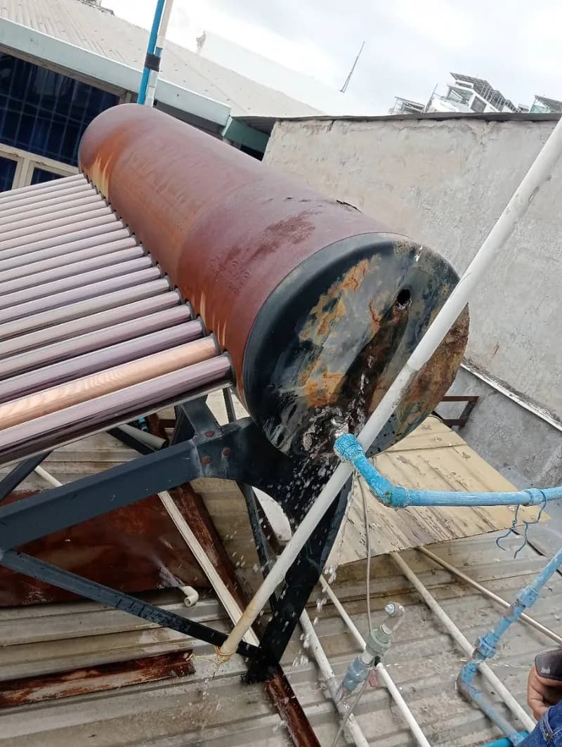Trước sửa máy nước nóng năng lượng mặt trời Bình Minh tại Quận 8 — thợ Võ Hồng Hải