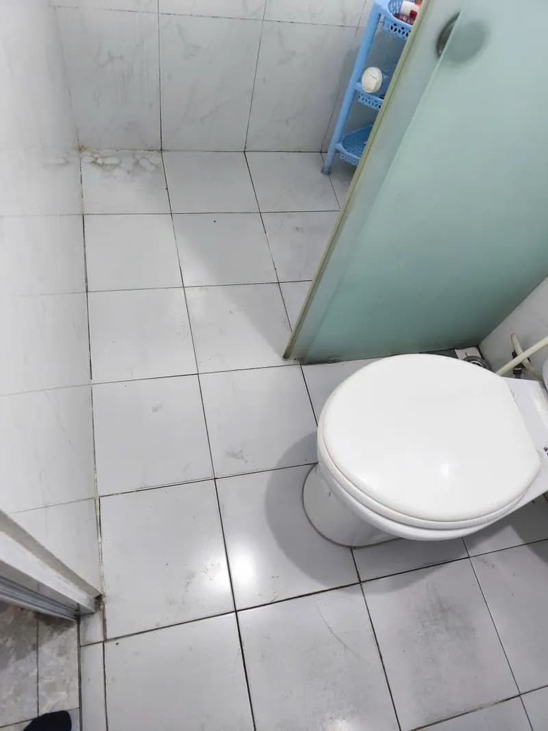 Trước sửa sàn nhà vệ sinh tại P.HCM, Gò Vấp — thợ Bùi Văn An