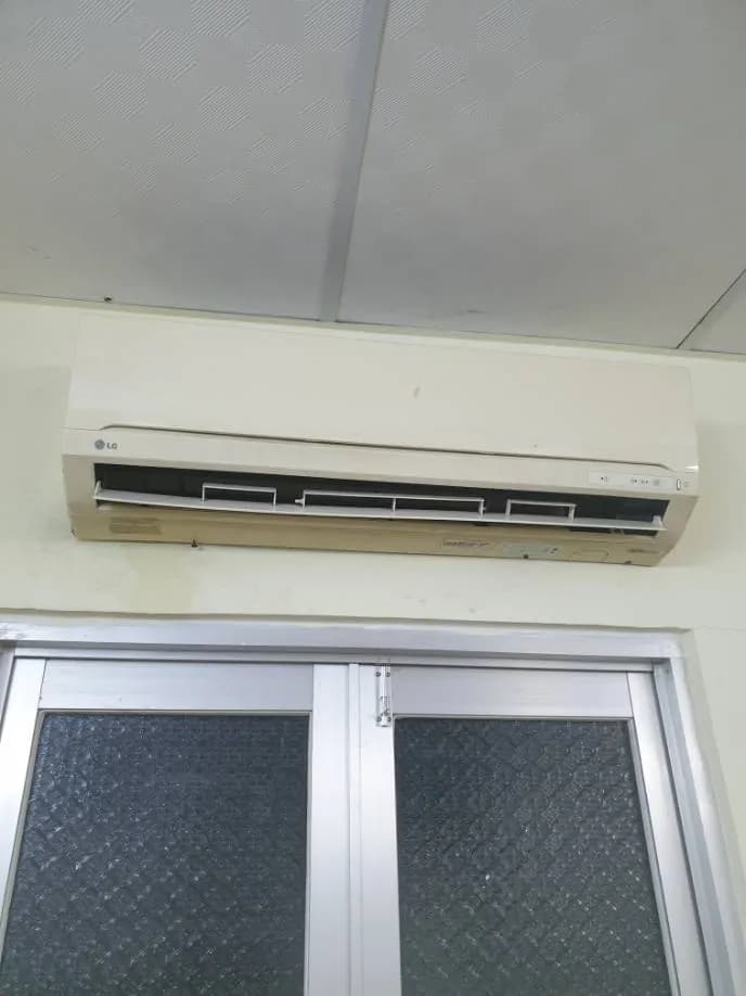 Vệ sinh thông tắc máng thoát nước máy lạnh tại Quận 1 tại Quận 1