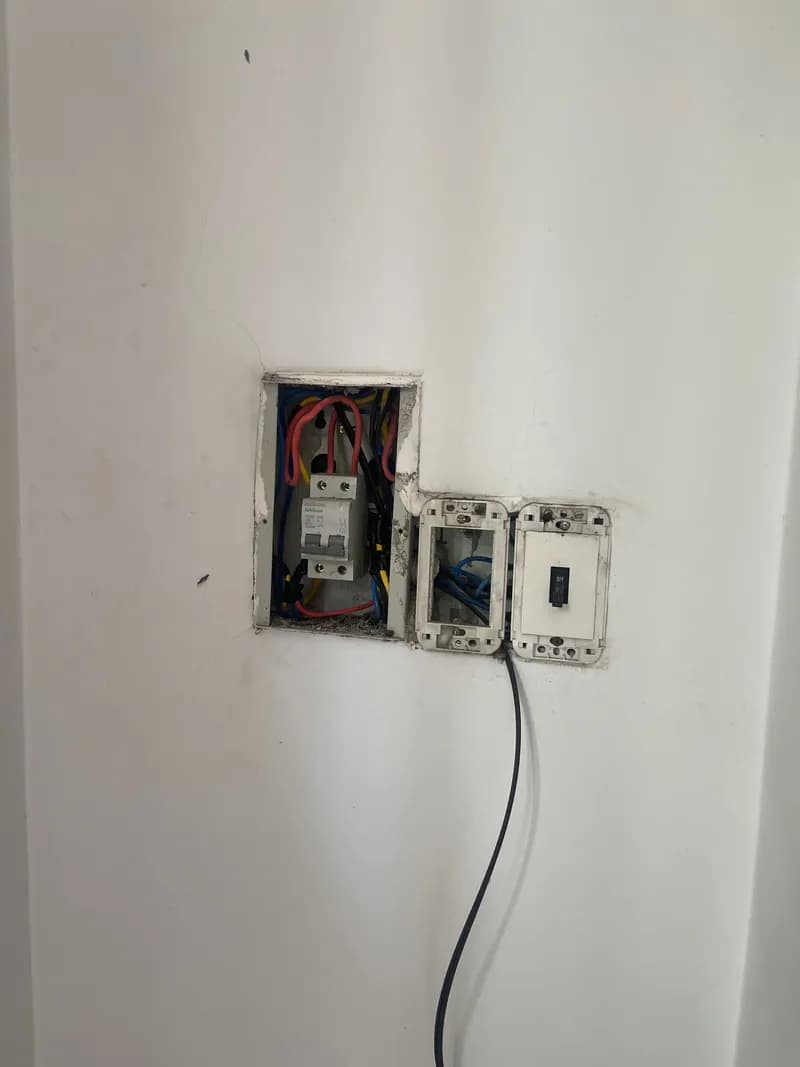 Trước sửa aptomat Schneider tại Hóc Môn — thợ Nguyễn Quốc Bảo