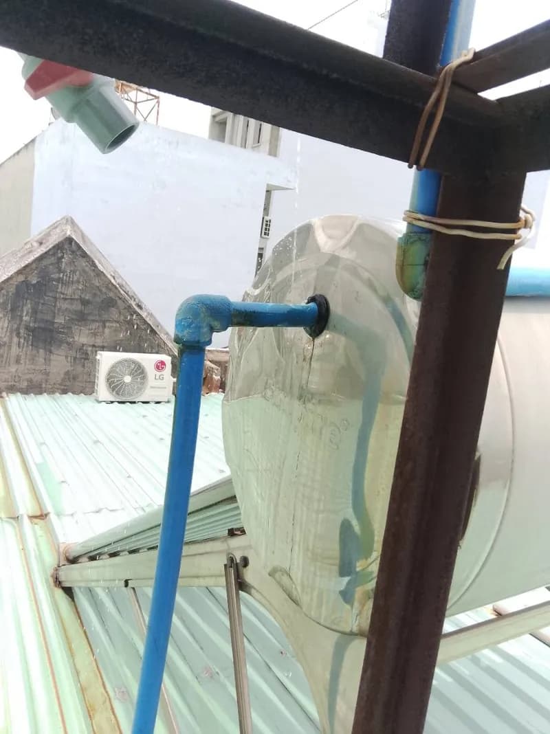 Trước sửa máy nước nóng năng lượng mặt trời tại Quận 12 — thợ Trương Công Việt Trân