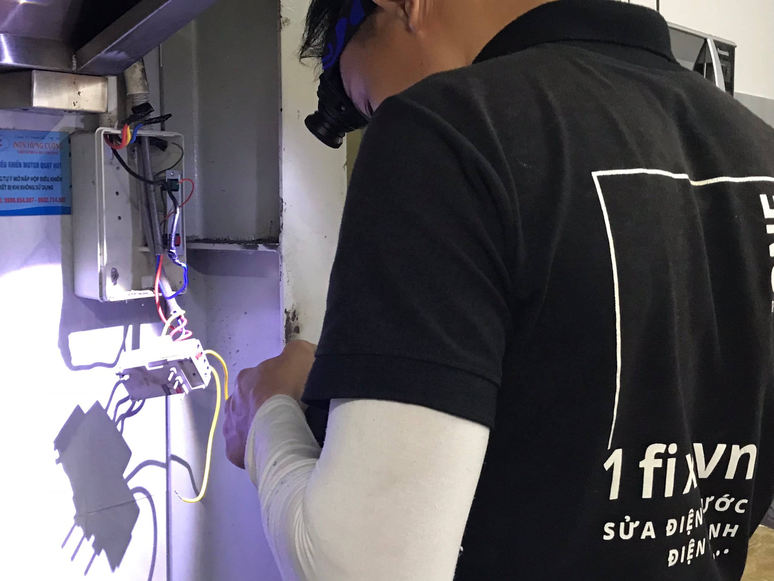 Sử dụng đồng hồ vạn năng để kiểm tra các thông số trên một bảng mạch điện tử