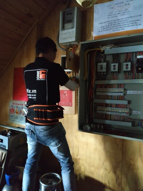 Sử dụng đồng hồ vạn năng để kiểm tra các thông số trên một bảng mạch điện tử