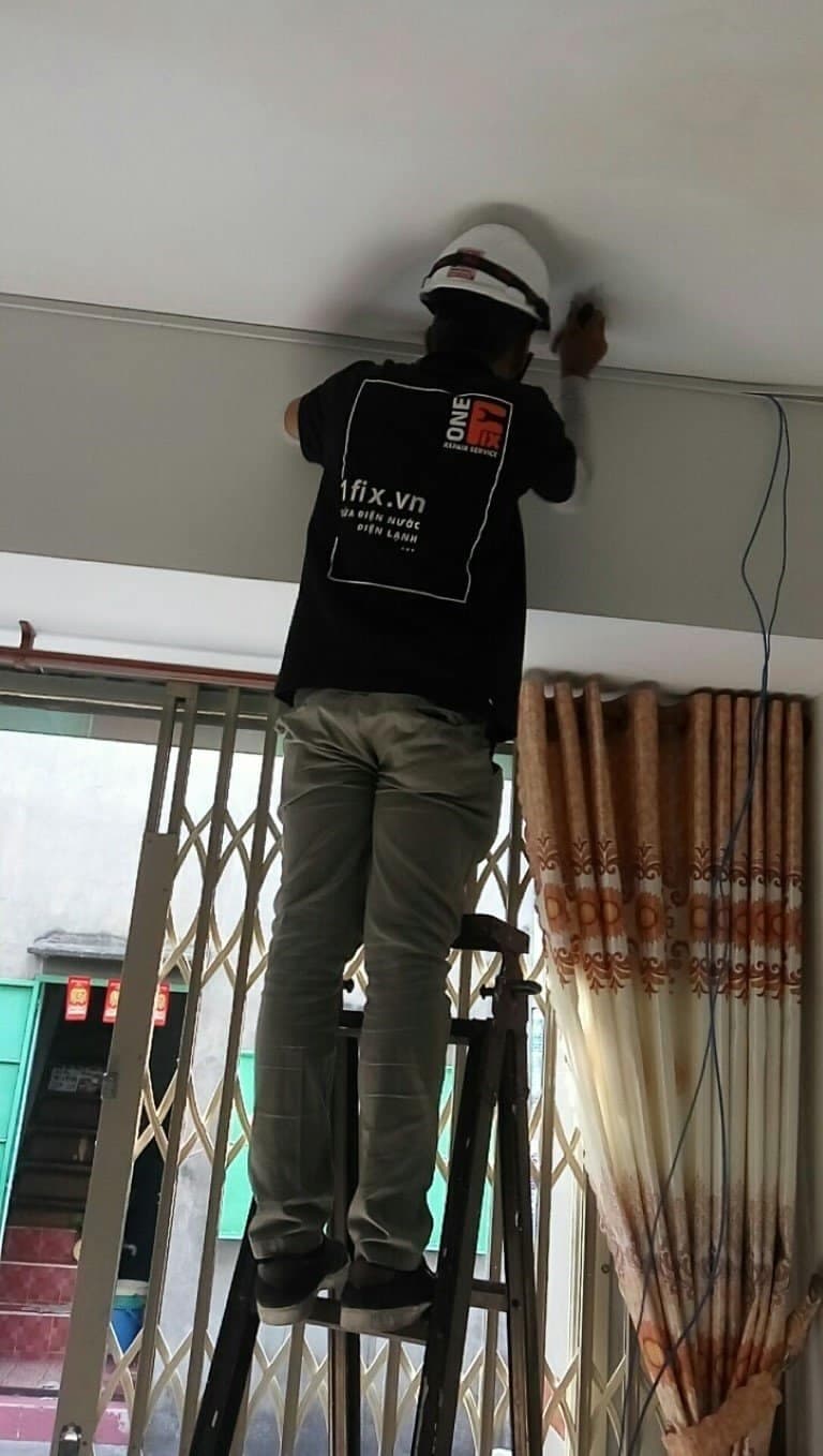 Nẹp điện vuông đi nổi trên tường một cách gọn gàng và thẩm mỹ.