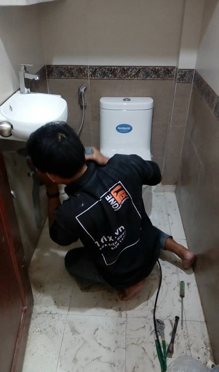 Thợ 1Fix lắp đặt bồn rửa mặt mới đúng kỹ thuật, đảm bảo chắc chắn và thẩm mỹ tại Quận 11.