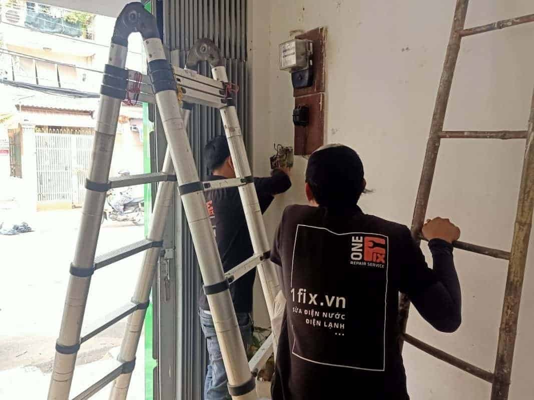 Thợ điện 1Fix đi dây, lắp đặt điện tại nhà khách ở TPHCM